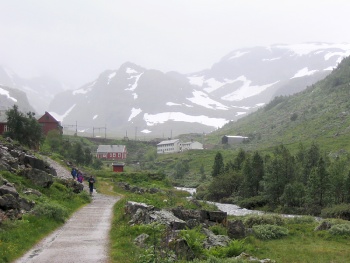 Zamračený Myrdal v závěru údolí Flåmsdalen