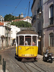 Lisabonská tramvaj linky 28 ve čtvrti Alfama