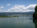 Jezero Bielersee s hřebenem Jury